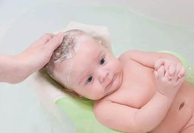 孩子長痱子怎么正確的去痱子 孩子有痱子可以用痱子粉嗎 孩子長痱子怎么正確的去痱子 孩子有痱子可以用痱子粉嗎