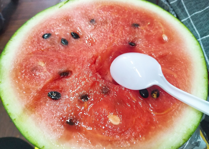 夏天吃西瓜感覺很美好說說 朋友圈發(fā)吃西瓜的說說句子