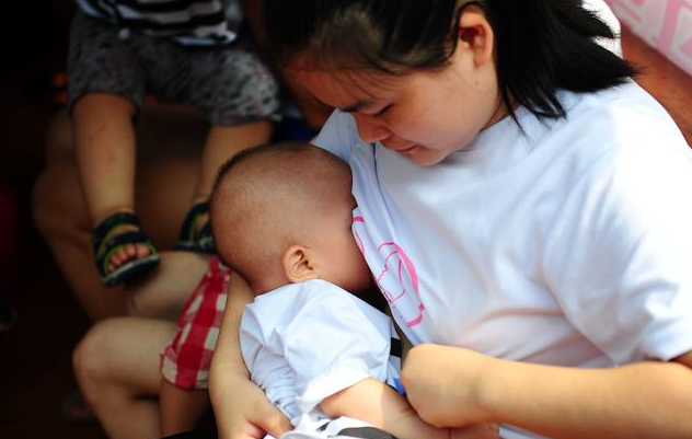 母乳喂養(yǎng)的幾個階段 母乳喂養(yǎng)需要喂奶粉嗎