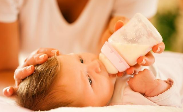 母乳喂養(yǎng)的幾個階段 母乳喂養(yǎng)需要喂奶粉嗎