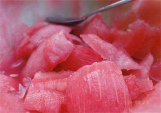 吃西瓜的幽默心情說說 適合夏日吃西瓜發的說說朋友圈