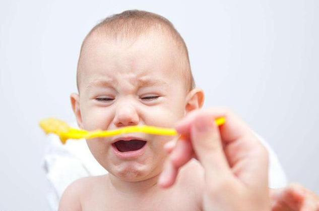 如何培養孩子獨立進食的能力 寶寶自主進食的黃金期