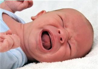 寶寶為什么一出生就會哭 剛出生的寶寶不會哭是什么原因
