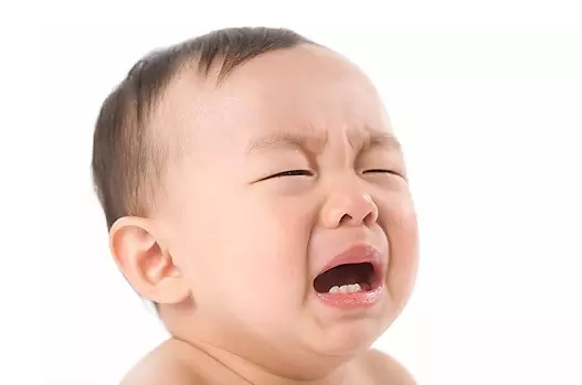 孩子睡覺前睡醒后都要哭是怎么回事 孩子總愛哭怎么辦