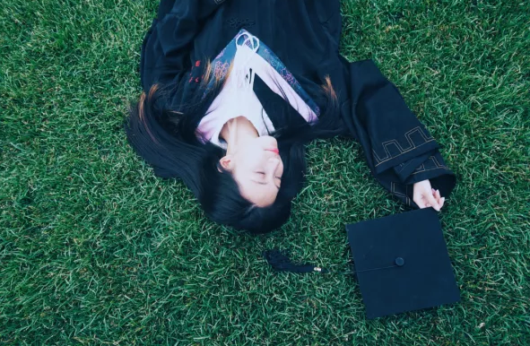 一句話形容畢業了的心情說說 形容畢業了不舍的句子