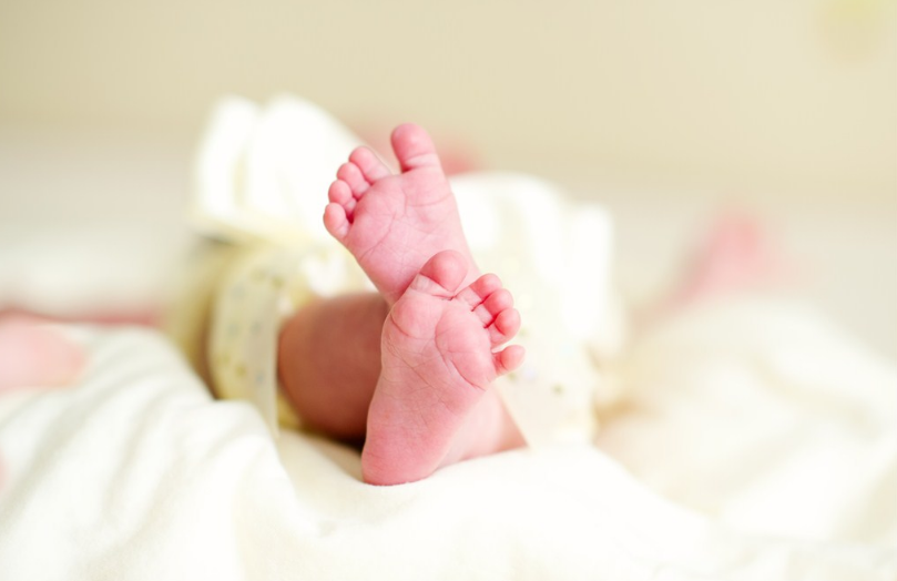 夏天可以給寶寶吹空調嗎 孩子夏天不吹空調會不會長痱子