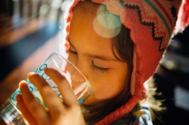 寶寶喝什么樣的水比較好 反復燒開的水可以給寶寶喝嗎 寶寶喝什么樣的水比較好 反復燒開的水可以給寶寶喝嗎