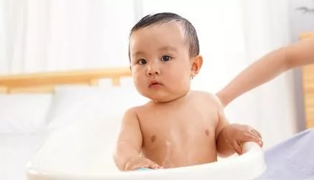 寶寶喜歡撿地上的東西吃怎么辦 寶寶喜歡撿地上的東西吃教育方法。 寶寶喜歡撿地上的東西吃怎么辦 寶寶喜歡撿地上的東西吃教育方法。