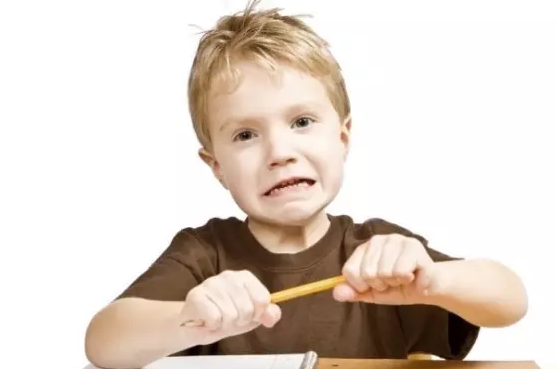 小孩寫(xiě)作業(yè)小動(dòng)作太多怎么辦 小孩寫(xiě)作業(yè)注意力不集中怎么改