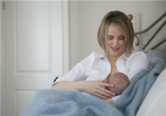 夜奶用什么姿勢(shì)喂好 寶寶一晚上喂幾次奶