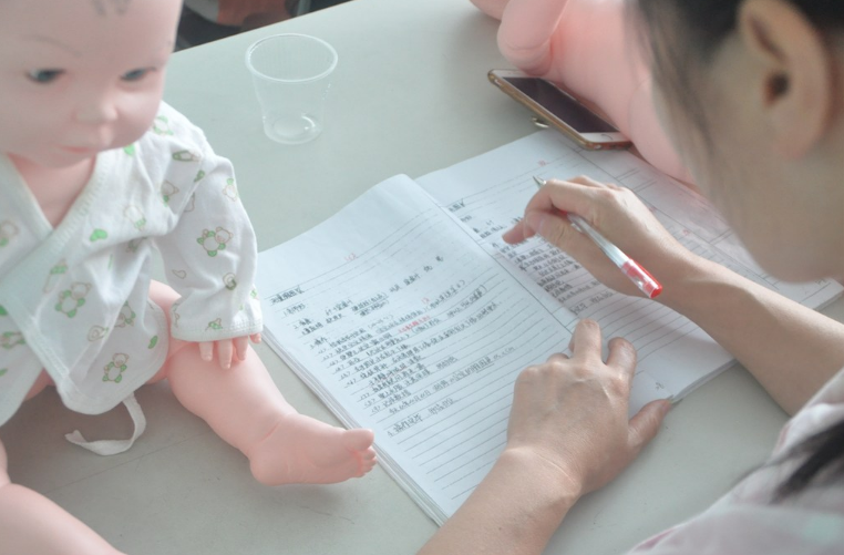 月嫂 育兒嫂 育嬰師有什么區別 工作不方便有必要請月嫂嗎