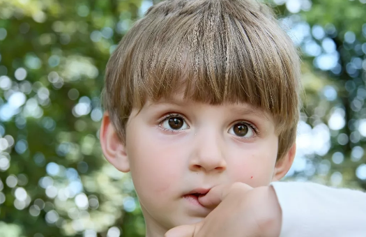 孩子總是要咬自己的衣服怎么回事 孩子愛咬衣服怎么辦