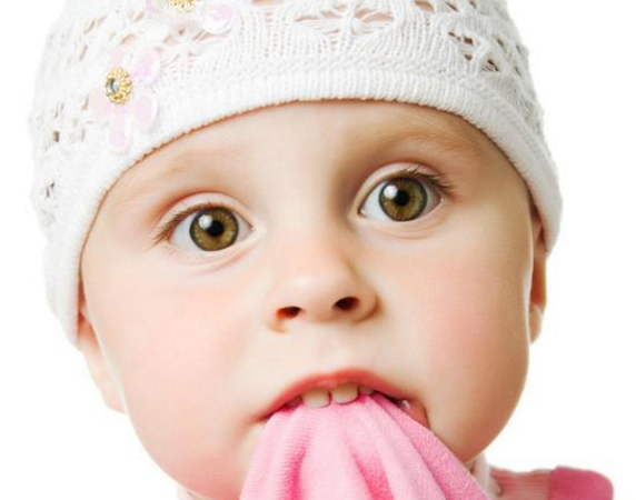 孩子總是要咬自己的衣服怎么回事 孩子愛咬衣服怎么辦