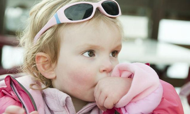 孩子多大可以戴太陽鏡 戴太陽鏡會影響孩子視力嗎 孩子多大可以戴太陽鏡 戴太陽鏡會影響孩子視力嗎