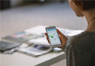 長(zhǎng)期低頭玩手機(jī)會(huì)導(dǎo)致耳聾嗎 突發(fā)性耳聾聽(tīng)力還能恢復(fù)嗎