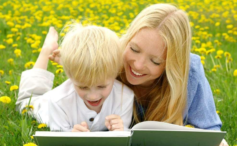 寶寶一看書(shū)就走神怎么辦 怎么提高孩子對(duì)看書(shū)的興趣