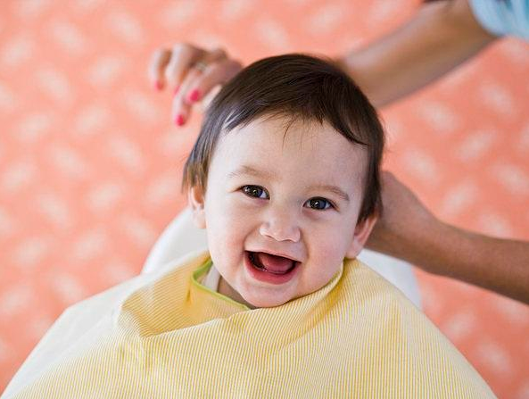 夏天能給寶寶剃光頭嗎 常見的剃光頭誤區