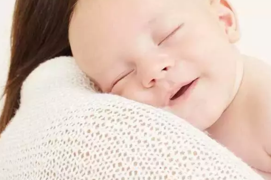 新生兒能不能搖抱 哪些抱寶寶的姿勢是錯誤的 新生兒能不能搖抱 哪些抱寶寶的姿勢是錯誤的