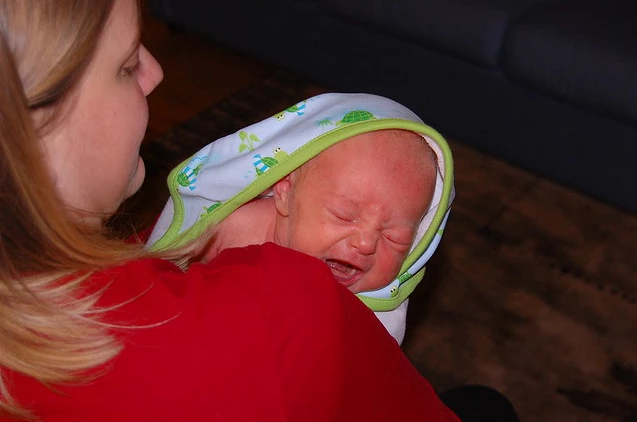 寶寶睡前哭鬧不止要哄嗎 寶寶睡前哭鬧不止如何安撫