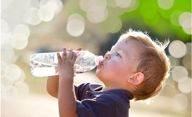 給孩子補充水分應避免的幾個誤區 夏天怎么正確給孩子補水 給孩子補充水分應避免的幾個誤區 夏天怎么正確給孩子補水