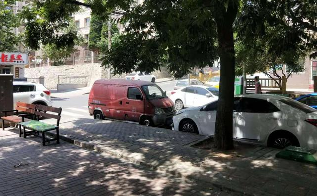 男子暴打女孩發生地點是哪里 男子當街暴打女子最新消息