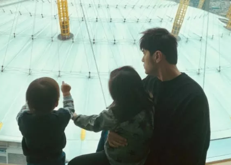 周杰倫與兒子羅密歐照片 周杰倫與兒子穿親子裝散步