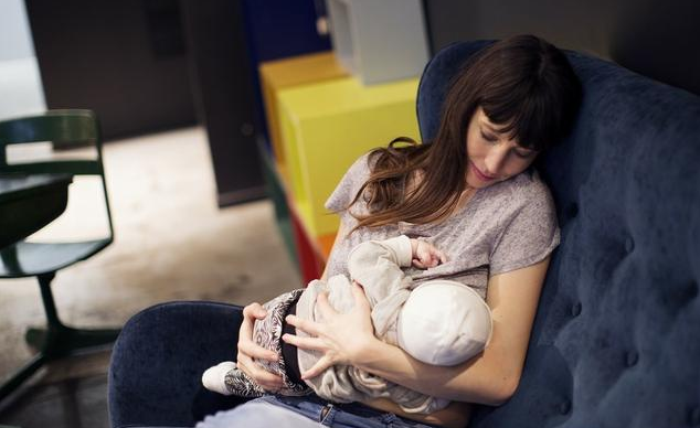 產后漲奶能讓老公吸嗎 產后漲奶痛怎么辦