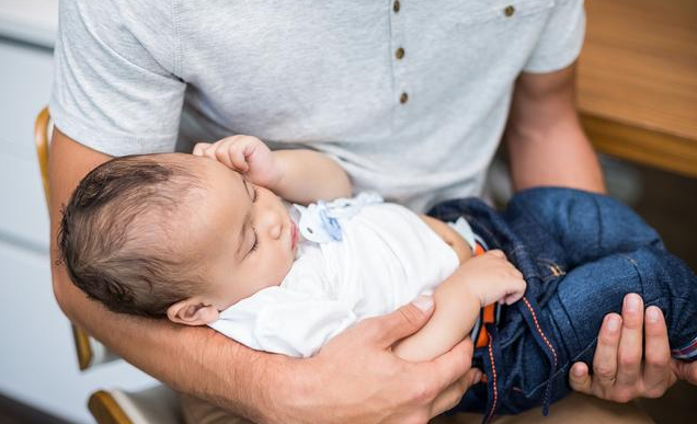 寶寶落地醒是缺鈣嗎 寶寶落地醒該怎么辦