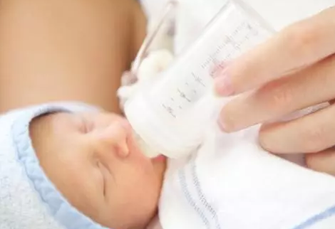 新生兒吐奶是什么原因 新生兒吐奶的處理措施 新生兒吐奶是什么原因 新生兒吐奶的處理措施