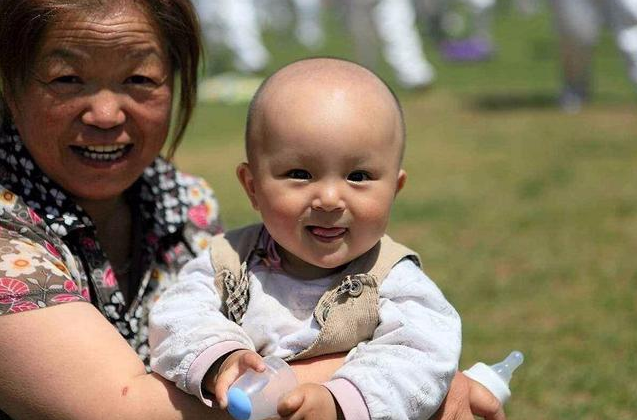 孩子是自己帶還是老人帶好 隔代育兒有什么弊端