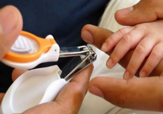 新生兒多久才能剪指甲 如何給寶寶剪指甲才安全