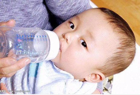 新生兒能喝水嗎 新生兒多大才能喝水 新生兒能喝水嗎 新生兒多大才能喝水