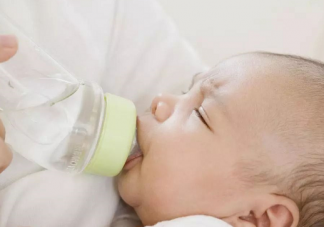新生兒能喝水嗎 新生兒多大才能喝水