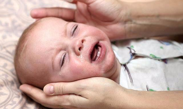 寶寶抱著睡有什么危害 寶寶一放就醒的解決方法