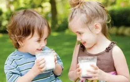 過度喂養對寶寶的傷害有哪些 怎么判斷寶寶過度喂養