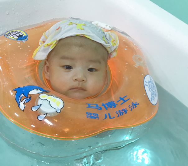 寶寶第一次游泳語錄 帶寶寶游泳的心情說說