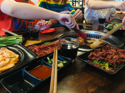 吃烤肉說說心情短語 和朋友吃烤肉說說朋友圈