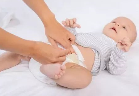 新手爸媽該怎么選紙尿褲 夏季寶寶穿紙尿褲會濕疹嗎 新手爸媽該怎么選紙尿褲 夏季寶寶穿紙尿褲會濕疹嗎