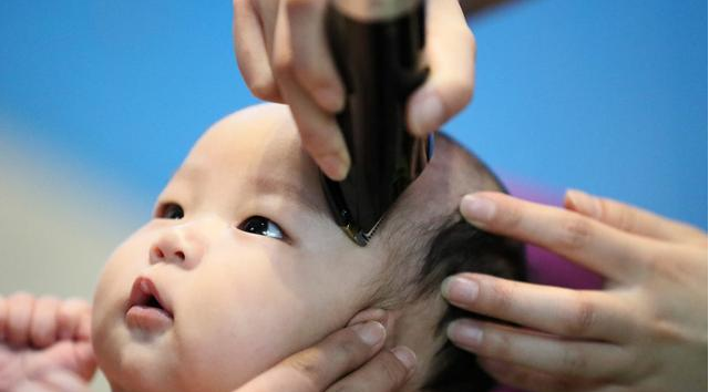 剃光頭會(huì)讓發(fā)質(zhì)變好嗎 為什么有的寶寶發(fā)質(zhì)不好