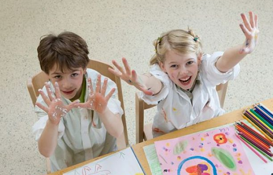 暑假該不該給孩子報補(bǔ)習(xí)班 暑假讓孩子玩還是學(xué)習(xí)好