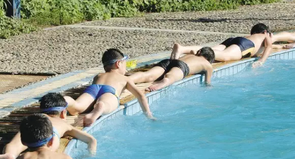 帶孩子去游泳館游泳的朋友圈說說 陪孩子游泳發朋友圈說說句子