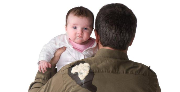 寶寶吐奶時嗆奶了怎么辦 預防寶寶吐奶的小妙招2019