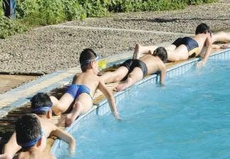 帶孩子去游泳館游泳的朋友圈說說 陪孩子游泳發朋友圈說說句子