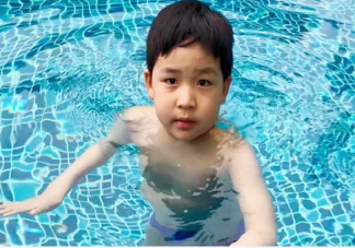 關于孩子學會了游泳的說說 孩子好不容易會游泳的說說