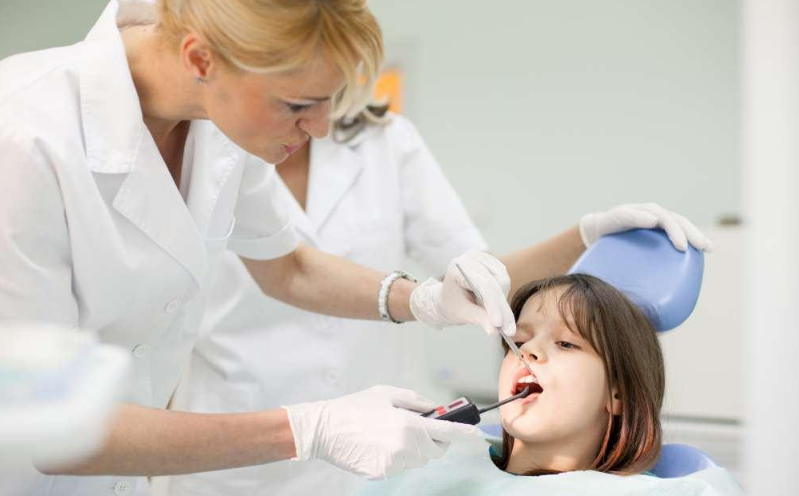 孩子玩耍牙齒磕破了應該怎么辦好 磕破了的牙齒還能修復嗎 孩子玩耍牙齒磕破了應該怎么辦好 磕破了的牙齒還能修復嗎