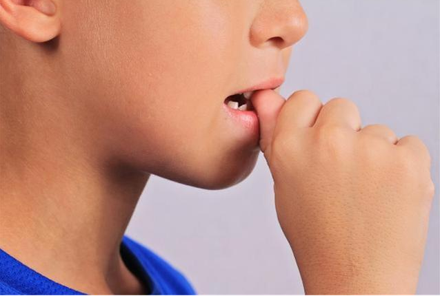 孩子為什么總是啃手指 如何改掉孩子啃手指的習(xí)慣