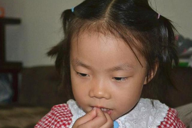 孩子為什么總是啃手指 如何改掉孩子啃手指的習(xí)慣
