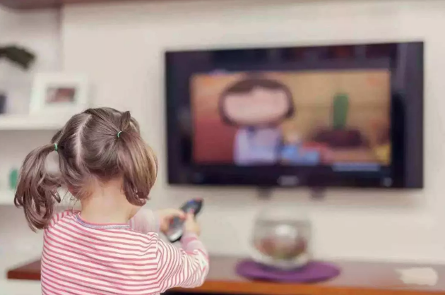 孩子暑假沉迷于看電視怎么辦 怎么讓孩子假期少看電視