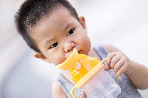 鴨嘴杯/吸管杯/嘬飲杯/敞口杯到底怎么選 寶寶適合用什么杯子