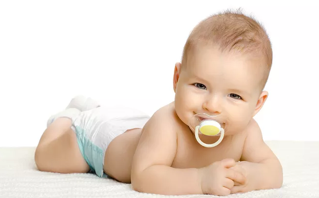 剛滿月的寶寶能使用安撫奶嘴嗎 使用安撫奶嘴的小技巧